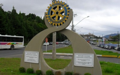 Rotary Clubs de Poços de Caldas e Poços de Caldas-Sul, MG (distrito 4560).