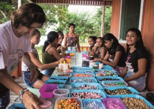Além de receber orientações básicas de saúde, mulheres ribeirinhas participam de uma oficina de bijuterias