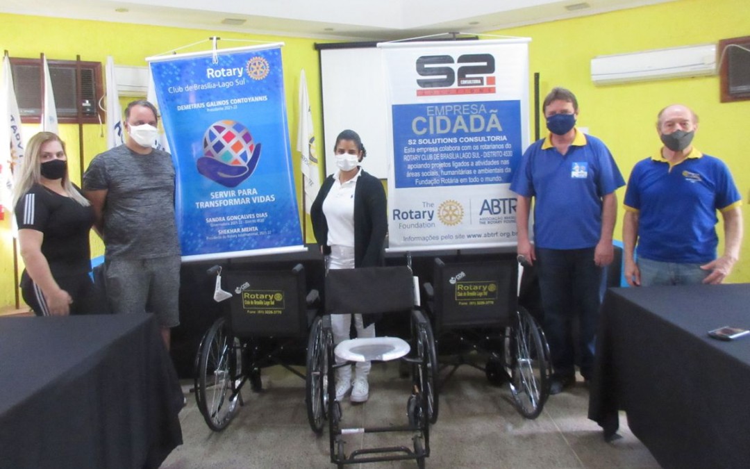 Cadeiras de rodas e campanha de vacinação