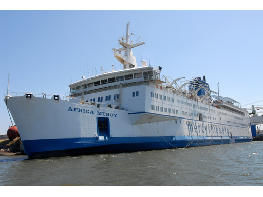 Equipe de formação profissional da Fundação Rotária trabalha com a Mercy Ships para combater doenças