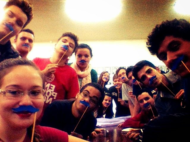 Rotaractianos brasileiros divulgam a campanha Agosto Azul