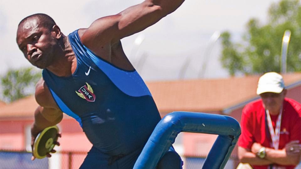 Dennis Ogbe desafia a paralisia