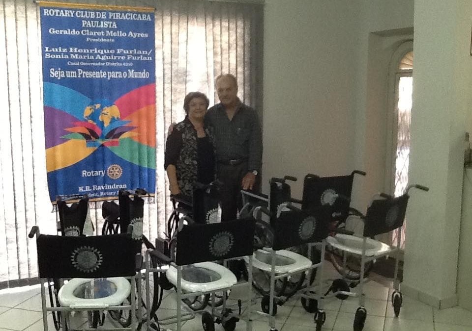 Troca de lacres por cadeiras de rodas