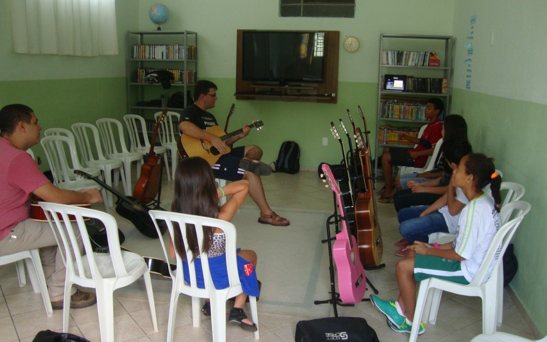 Aulas de música e teatro
