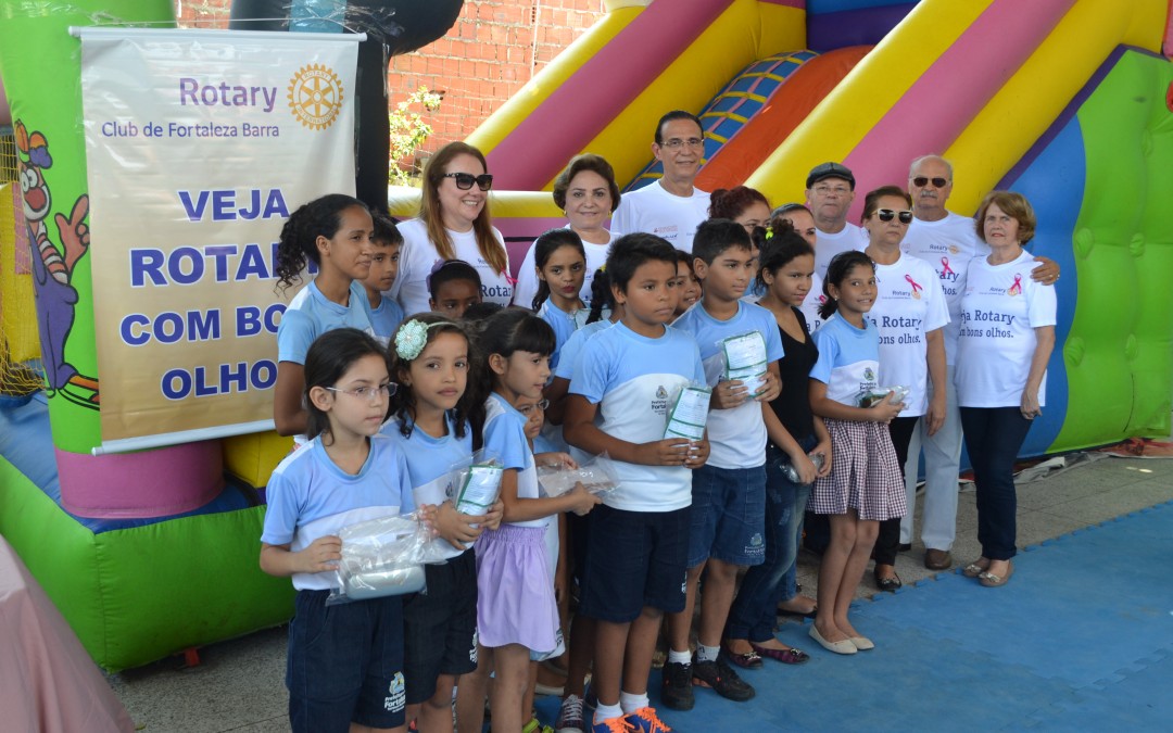 Alunos de Fortaleza ganham óculos