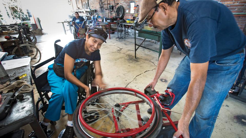 Projeto financiado pelo Rotary conserta cadeiras de rodas e reforça a inclusão no México