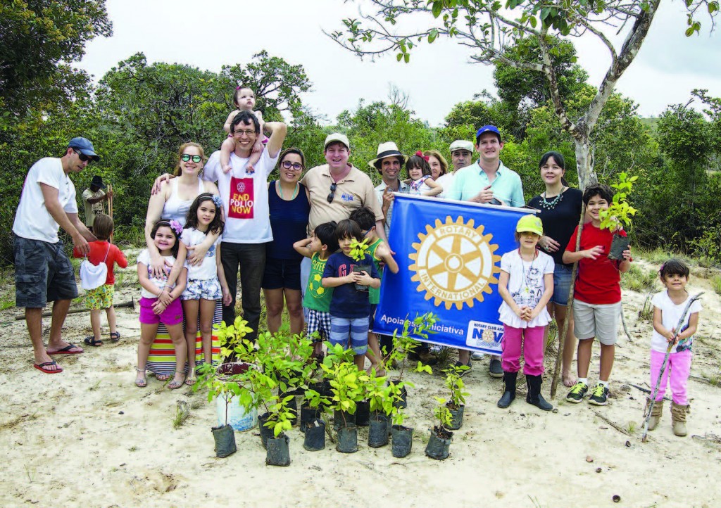 Rotarianos de Aracaju plantam mudas de árvores nativas nas margens do rio Pariporé. 