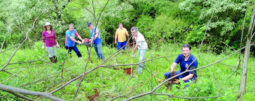 Rotarianos de Chapecó plantando mudas de árvores em nascente da região