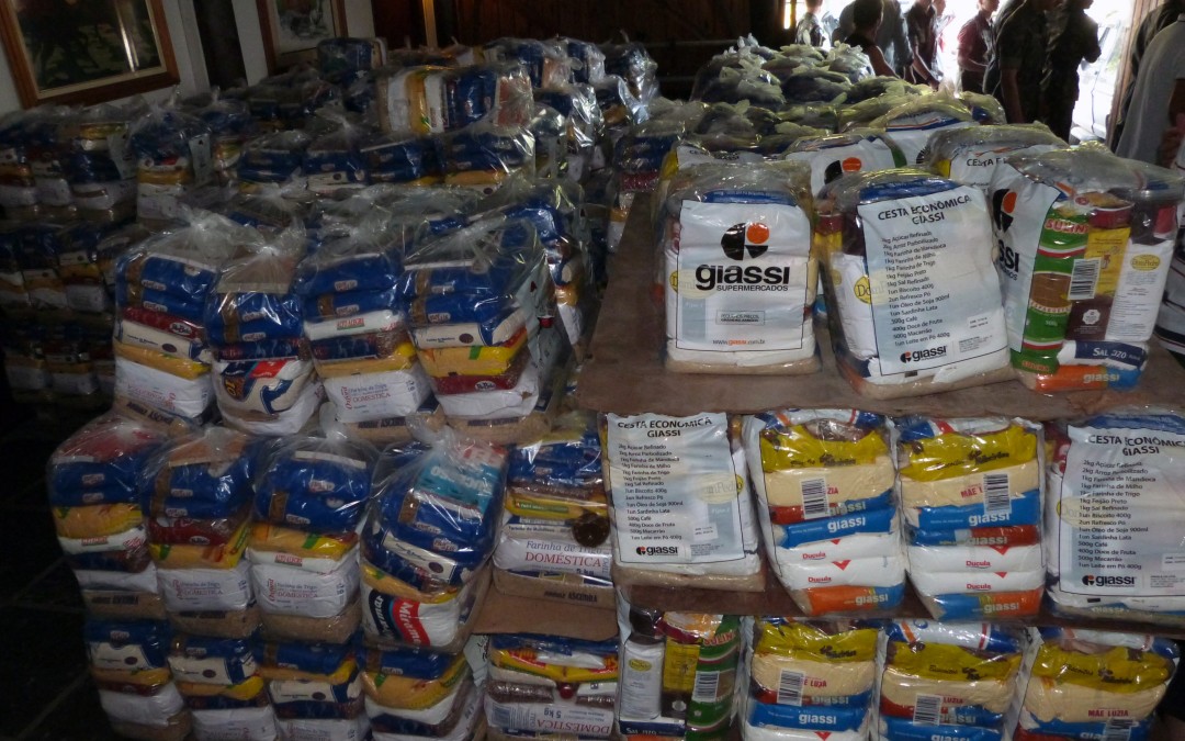 Comida, brinquedos e material escolar