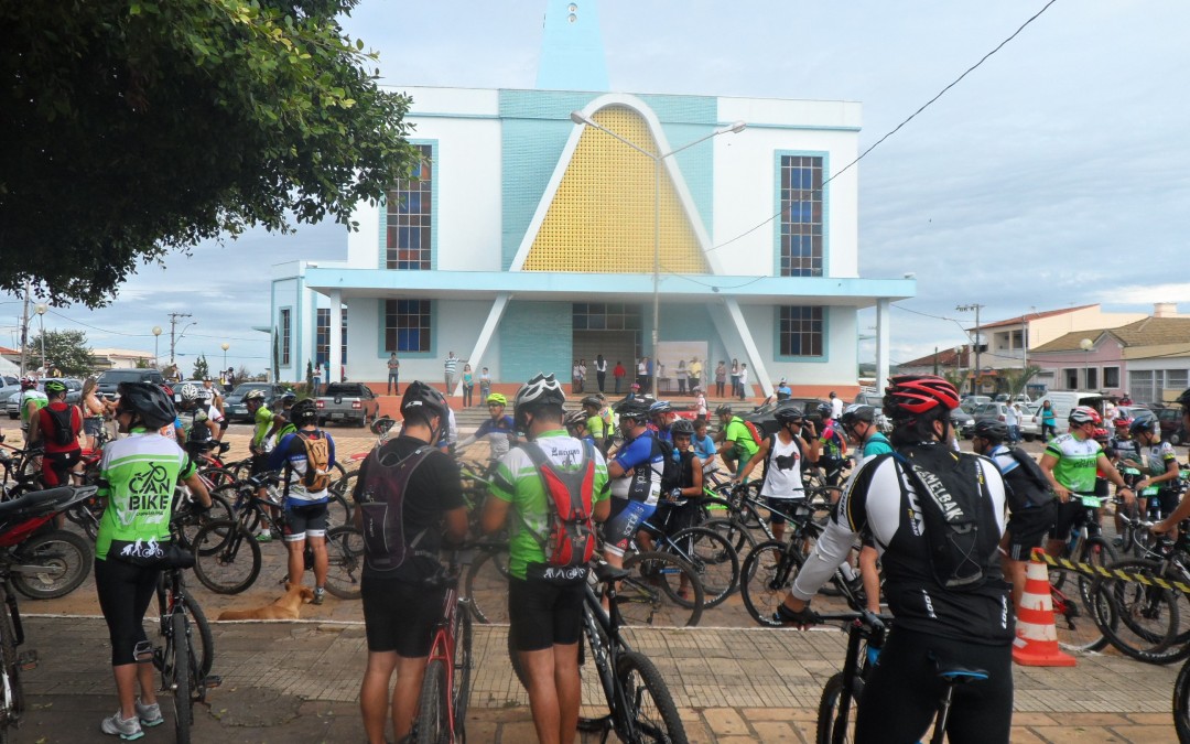 Trilha, almoço e doação