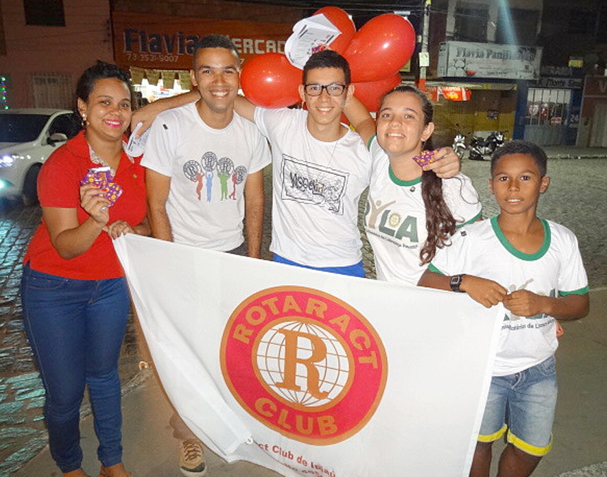 Rotaractianos de Ipiaú em campanha contra a Aids