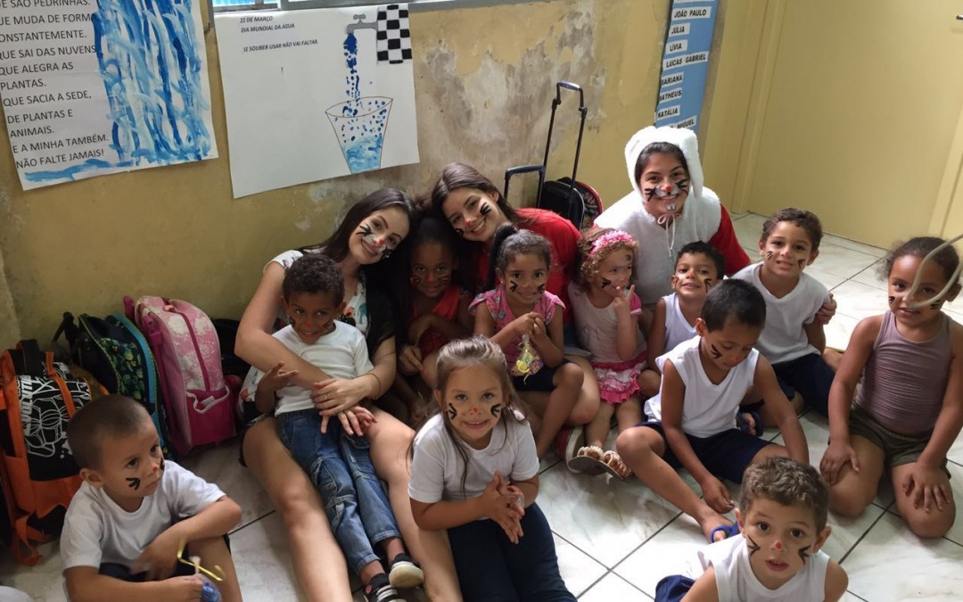 Levando alegria para as crianças de uma creche