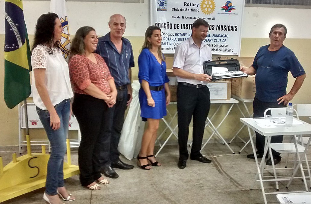 Escola de Saltinho recebe instrumentos musicais