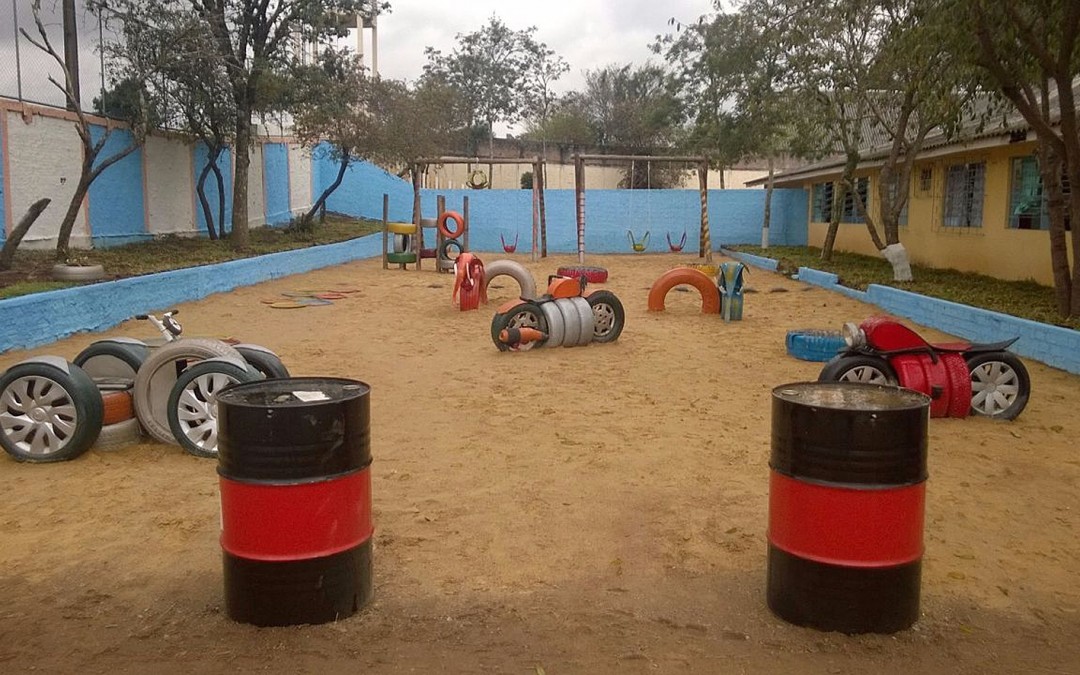 Instalando brinquedos em um parque de Curitiba