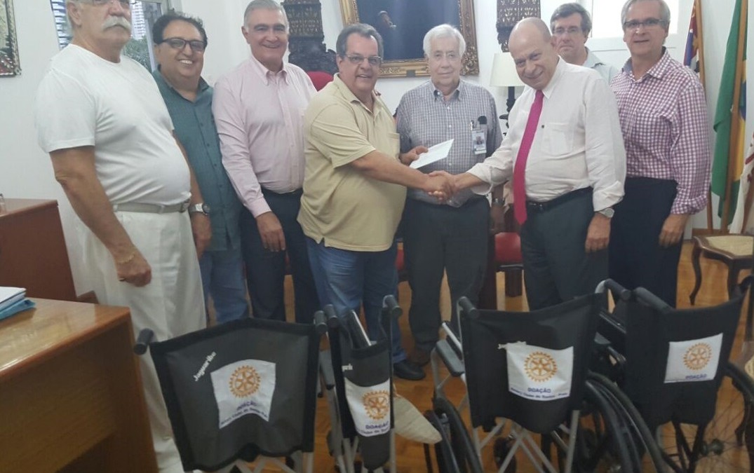 Cadeiras de rodas, pranchas de surfe e plantio