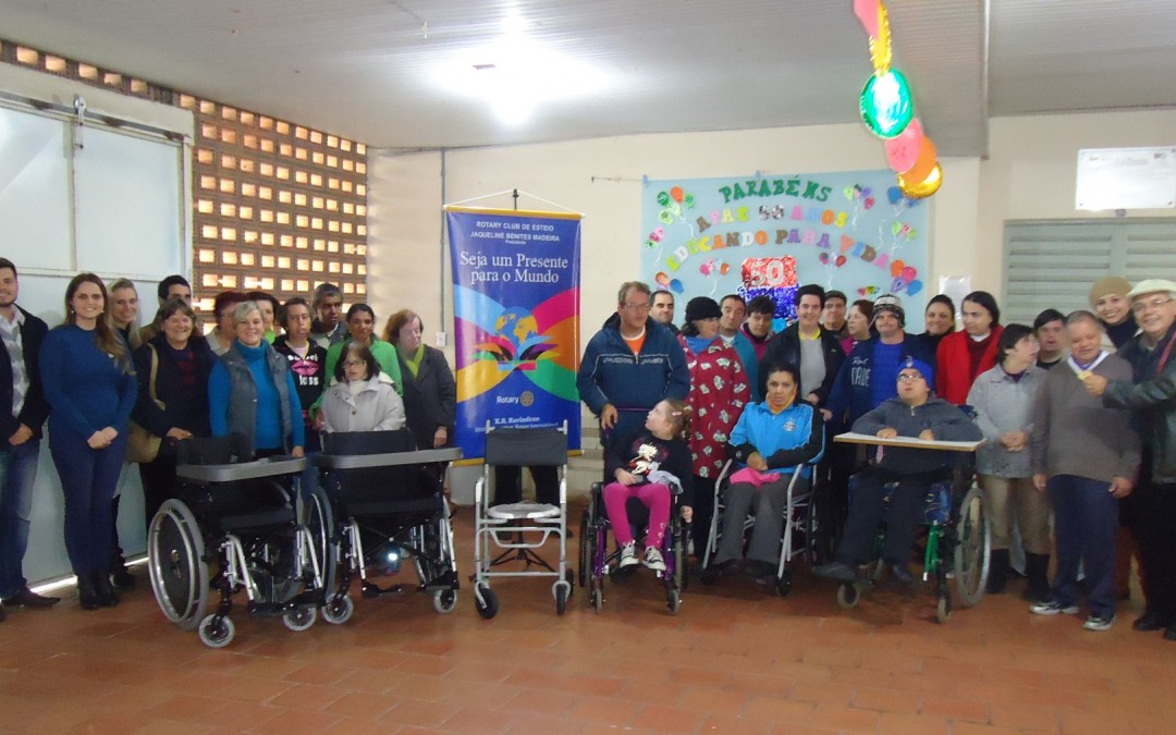 Doação de cadeiras especiais