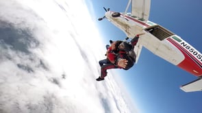 Saltando de paraquedas pela erradicação da pólio