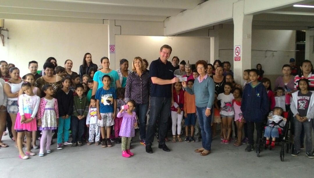 Cestas básicas, costelaço e rifas em prol da comunidade
