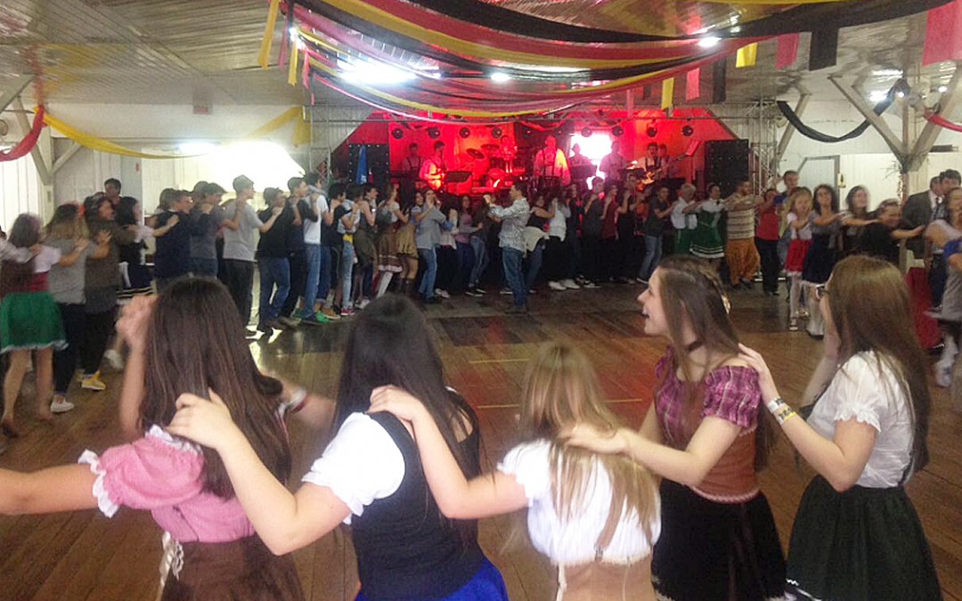 Festa alemã é organizada por clube de Blumenau