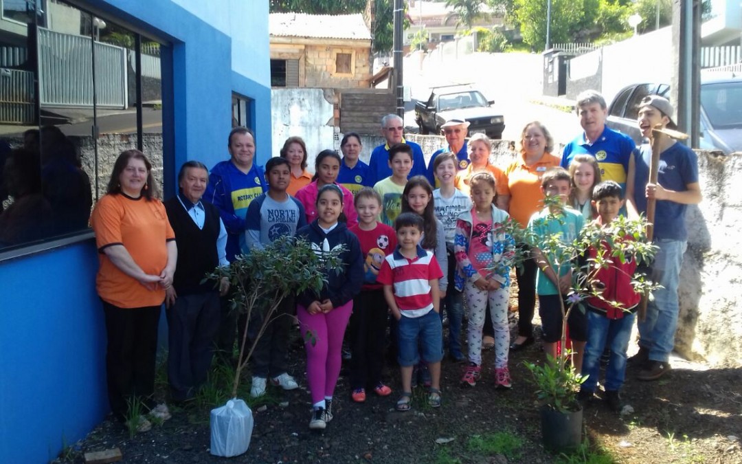 Ação de plantio com o projeto Eu Quero Ser