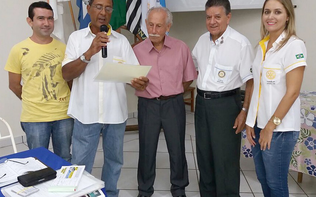 Barbeiro com mais de 60 anos de profissão é homenageado