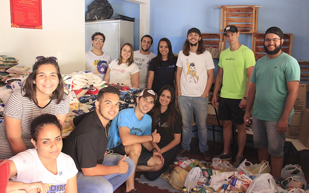 Rotaractianos distribuem cestas básicas em Tanabi