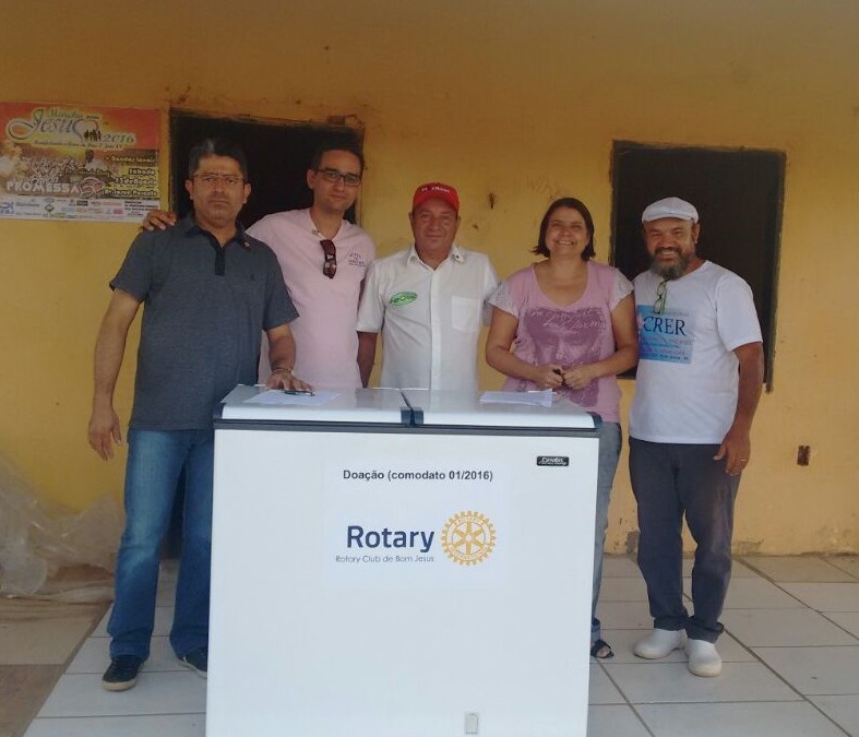 Doação de freezer e cadeira de rodas