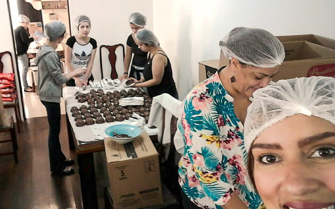 Centenas de crianças são lembradas na Páscoa