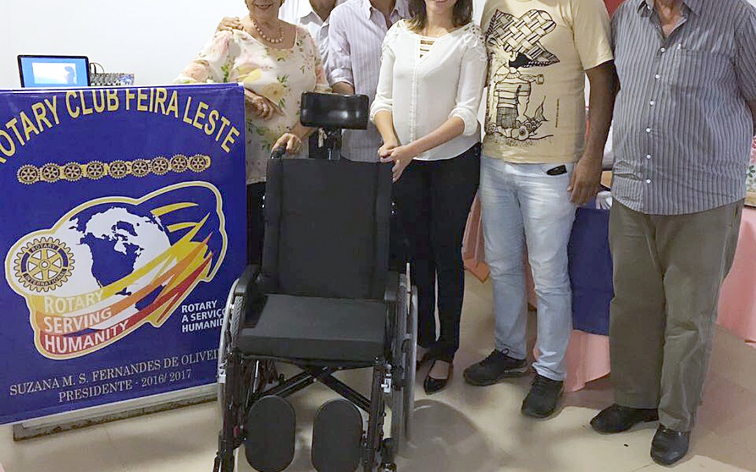 Rotary Club de Feira-Leste doa cadeira de rodas
