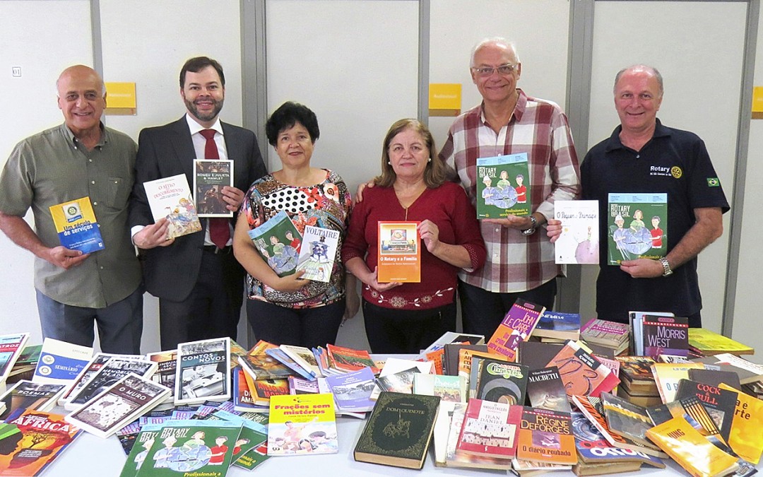 Rotarianos doam mais de 120 livros para biblioteca