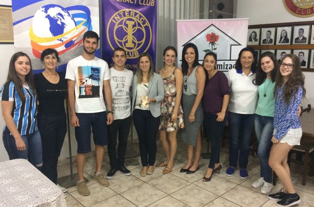 Crianças beneficiando crianças