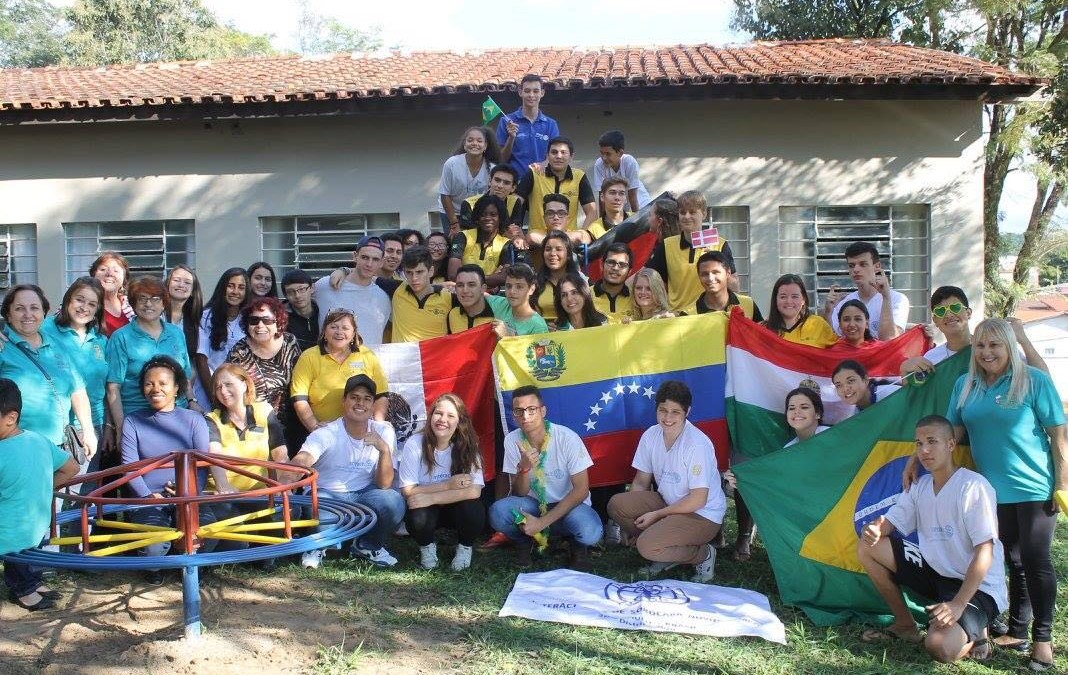 Semeando a paz e as árvores
