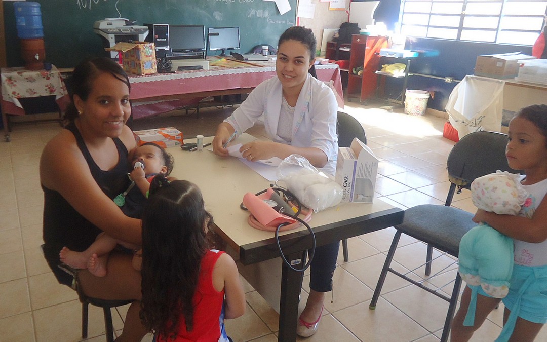Ação social em escola une cinco clubes do distrito 4530