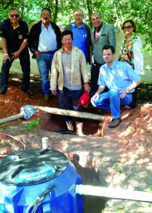 O projeto de instalação de fossas sépticas biodigestoras recebeu a visita do governador distrital Celso Martins