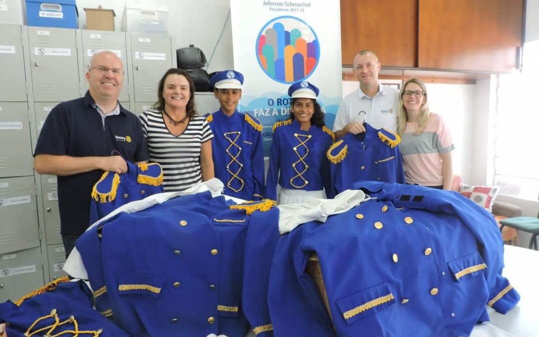 Uniformes novos para a banda da escola