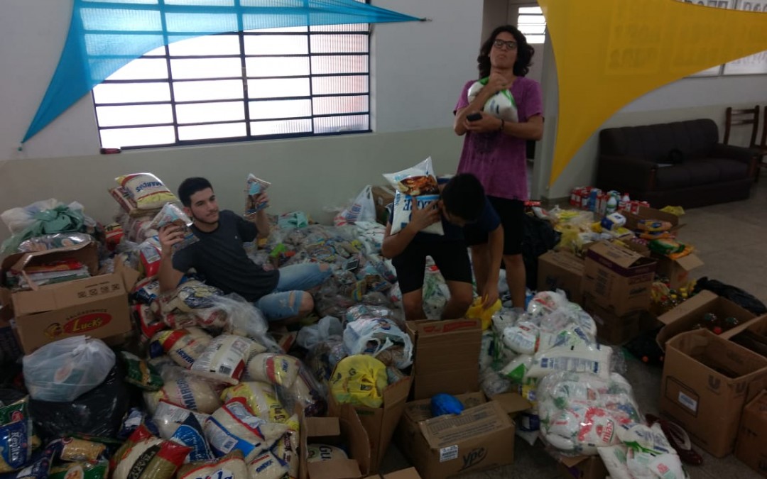 Encontro de jovens com arrecadação de alimentos
