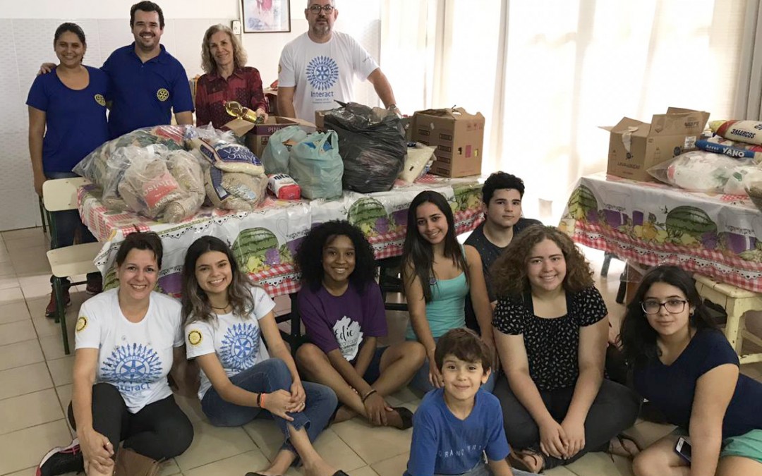 Interactianos entregam 700 quilos de alimentos