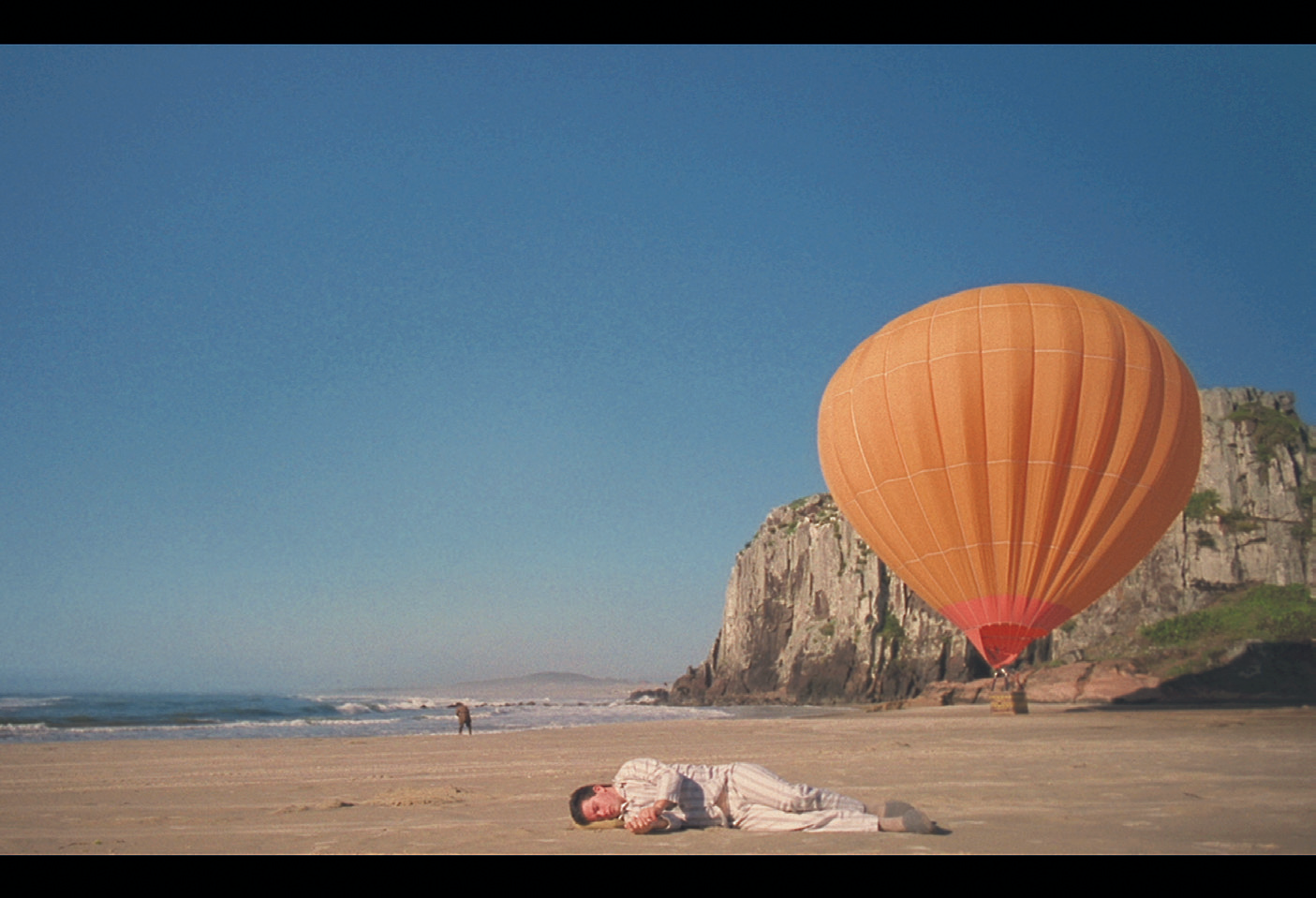 Breno Viola em cena do filme Colegas, no qual interpreta Marcio: o personagem tem o sonho de voar