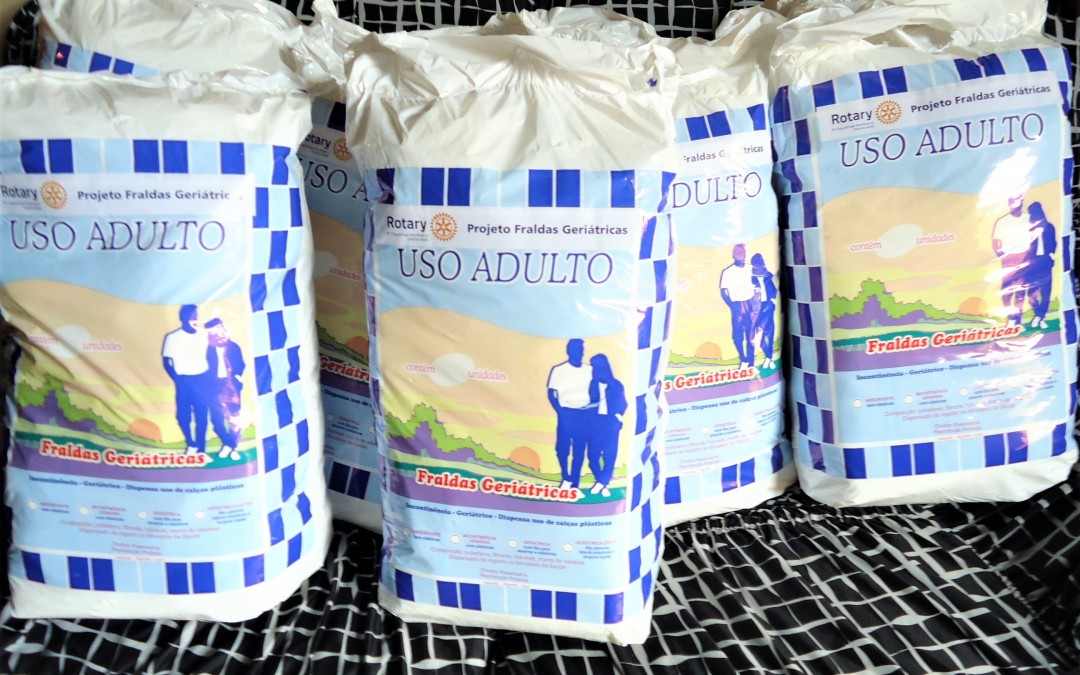 Fraldas geriátricas e cadeira de rodas