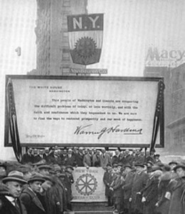 Em 1922, a Times Square, a famosa avenida de Nova York, foi cenário da instalação de um grande painel para a Campanha da Prosperidade, lançada pelo Rotary Club de Nova York em parceria com outros clubes rotários.