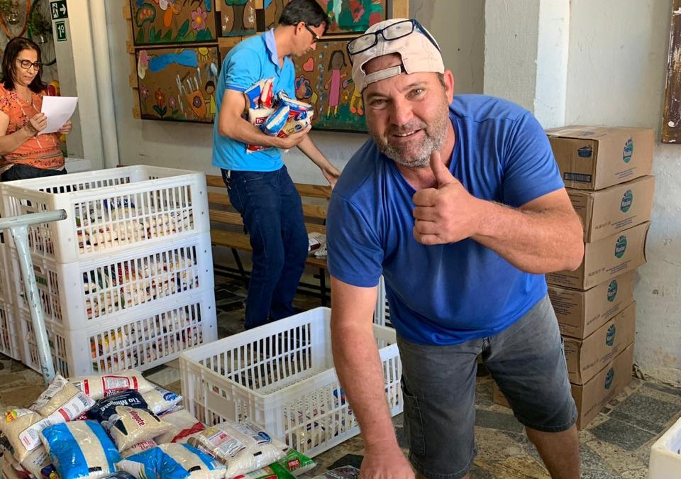 Parceria em doação de alimentos e plantio de árvores