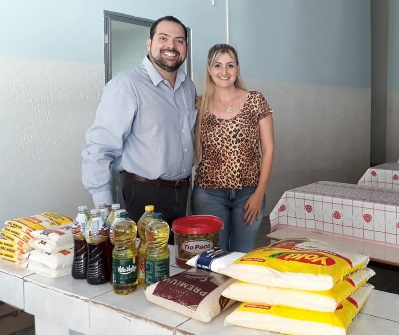Doação de alimentos para a Apae