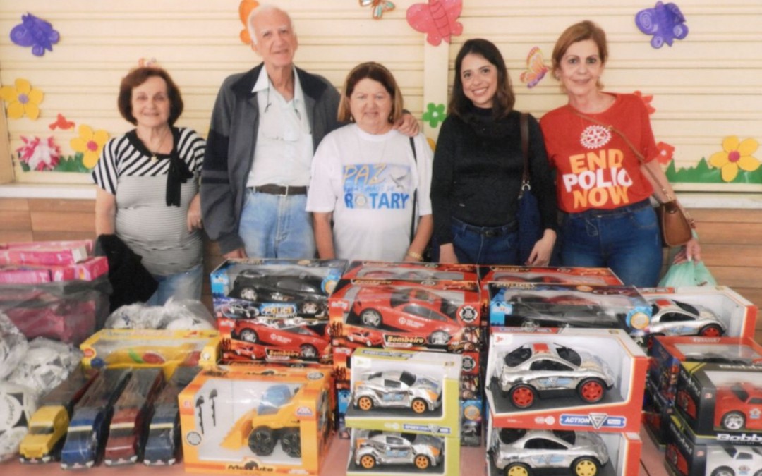 Levando alegria para a criançada