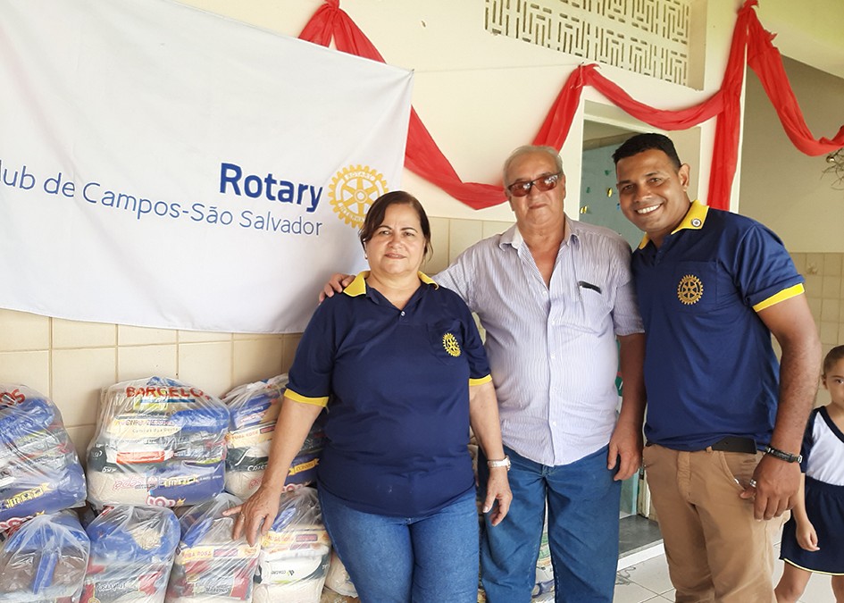 Cestas básicas e brinquedos