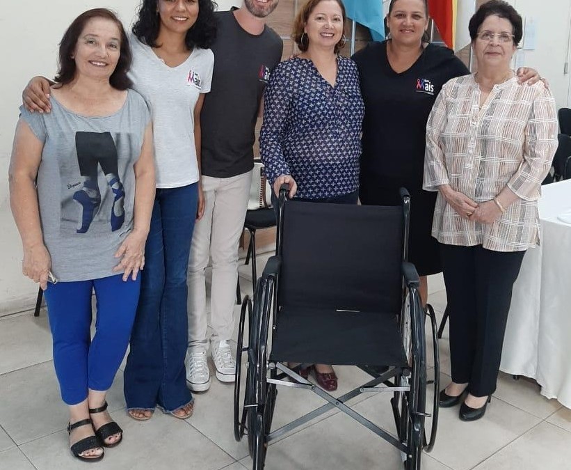 Cadeira de rodas e arrecadação para campanha