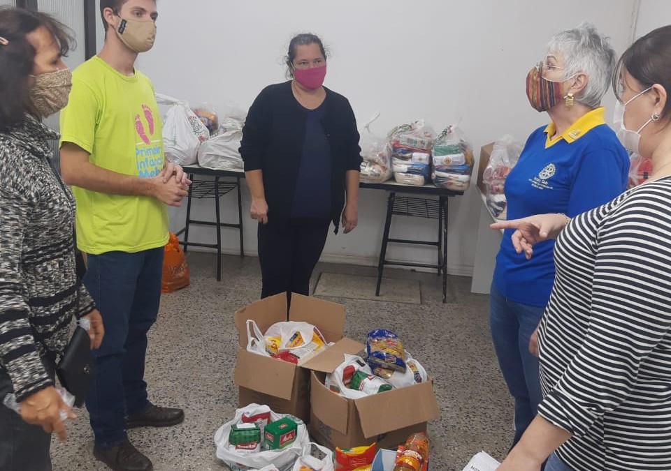 Entrega de alimentos e de macas