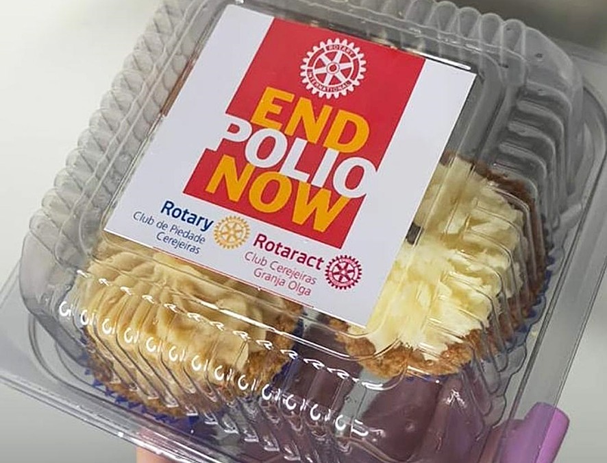 Venda de cupcakes contra a pólio