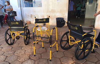Cadeiras de rodas e de banho e andador para hospital
