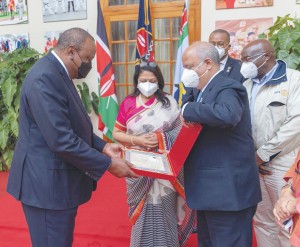 Mehta se reúne com o presidente do Quênia, Uhuru Kenyatta, para discutir iniciativas do Rotary, inclusive planos para oferecer cirurgias cardíacas gratuitas