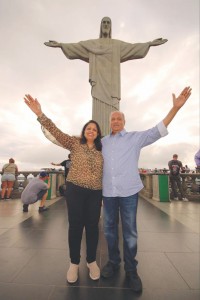 Shekhar Mehta e Rashi em frente ao Cristo Redentor, no Rio de Janeiro